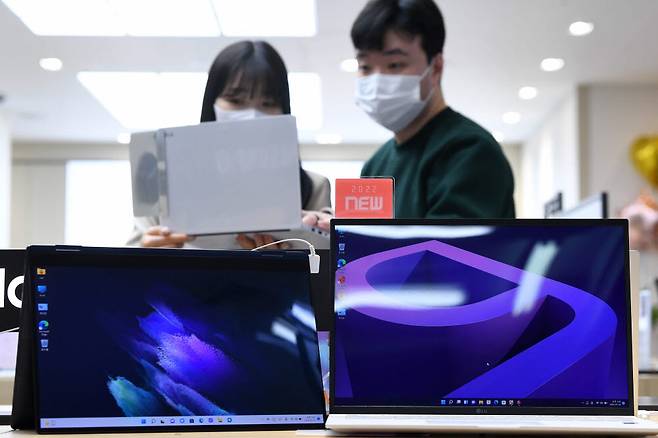 서울 용산구 전자랜드에서 고객이 LG 그램, 삼성 갤럭시북 프로 360 등 노트북을 살펴보고 있다.(자료: 전자신문 DB)