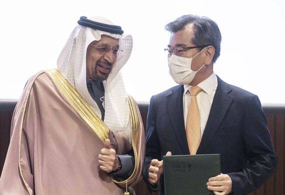 칼리드 알 팔리흐 사우디아라비아 투자부 장관과 김종현 DL케미칼 부회장(왼쪽부터)이 석유화학 사업 관련 업무협약을 체결하고 축하하고 있다. DL케미칼 제공