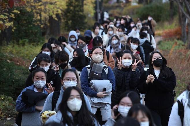 2023학년도 대학수학능력시험이 치러진 17일 오후 서울 중구 이화여자외국어고등학교에서 시험을 마친 수험생들이 학교를 빠져나오고 있다. 김봉규 선임기자 bong9@hani.co.kr