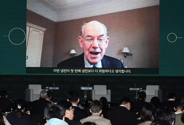 존 미어샤이머 미 시카고대 정치학 석좌교수가 17일 서울 중구 장충동 신라호텔에서 개최된 한국일보 주최 '2022 코라시아포럼(THE KOR-ASIA FORUM)'에서 영상을 통해 발언하고 있다. 홍인기 기자