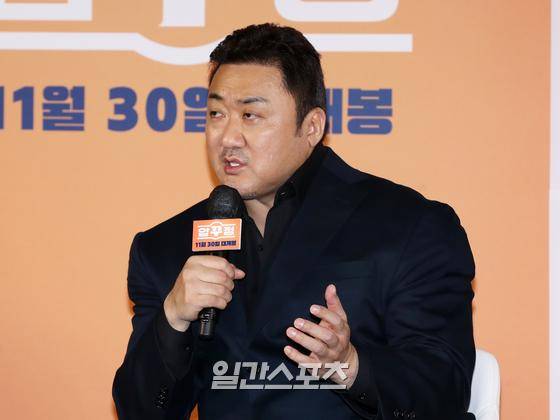 배우 마동석이 17일 오전 서울 용산구 CGV아이파크몰에서 진행된 영화 '압꾸정' 제작보고회에 참석해 진행자의 잘문에 답하고 있다. '압꾸정'은 샘솟는 사업 아이디어로 입만 살아있는 압구정 토박이 ‘대국’(마동석)이 실력 TOP 성형외과 의사 ‘지우’(정경호)와 손잡고 K-뷰티의 시조새가 된 이야기다. 오는 30일 개봉. 서병수 기자 qudtn@edaily.co.kr /2022.11.17.