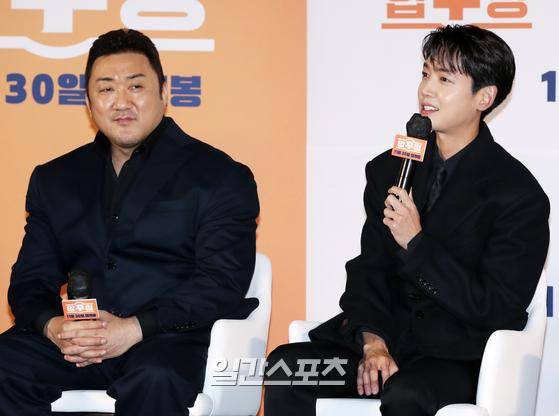 배우 마동석, 정경호(왼쪽부터)가 17일 오전 서울 용산구 CGV아이파크몰에서 진행된 영화 '압꾸정' 제작보고회에 참석해 진행자의 잘문에 답하고 있다. '압꾸정'은 샘솟는 사업 아이디어로 입만 살아있는 압구정 토박이 ‘대국’(마동석)이 실력 TOP 성형외과 의사 ‘지우’(정경호)와 손잡고 K-뷰티의 시조새가 된 이야기다. 오는 30일 개봉. 서병수 기자 qudtn@edaily.co.kr /2022.11.17.