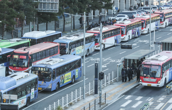 지난달 26일 오전 서울 중구 서울역버스환승센터에서 광역버스들이 이동하고 있다. [사진=뉴시스]