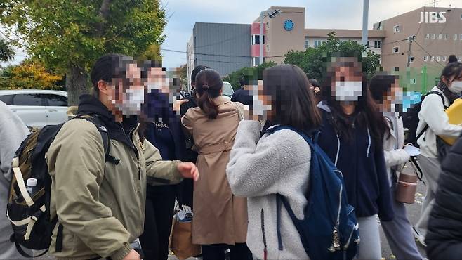 수능 4교시가 끝난 오늘(17일) 오후 4시 40분쯤 제주여고 정문 앞.