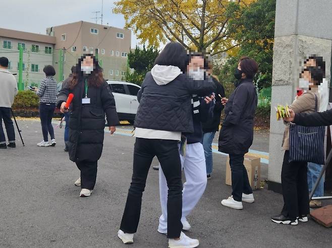 수능 4교시가 끝난 오늘(17일) 오후 4시 40분쯤 제주여고 정문 앞.