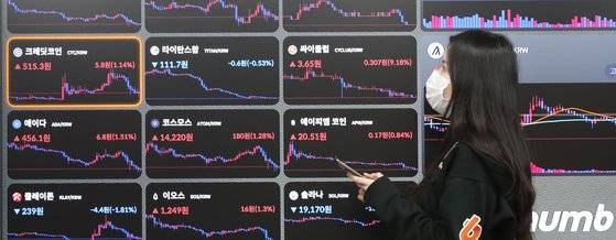 세계 2위의 암호화폐 거래소였던 FTX 파산의 여파가 이어지고 있다. 사진은 15일 서울 서초구 빗썸 고객지원센터 전광판. 비트코인 등 암호화폐 시세가 노출되고 있다. [뉴시스]