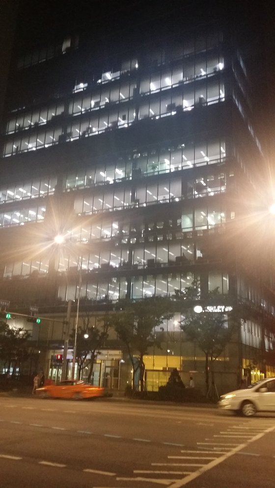 서울시내 사무실 건물에서 나오는 인공 조명. 강찬수 기자