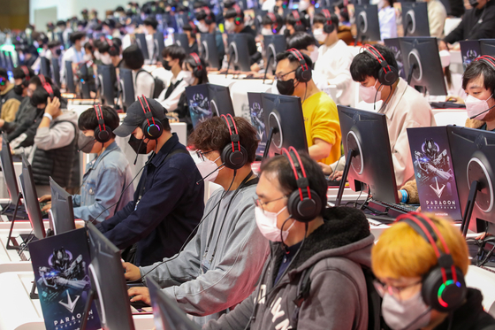 Visitors try out new games at the G-Star 2022 game festival at Bexco, Busan, on Thursday. [NEWS1]