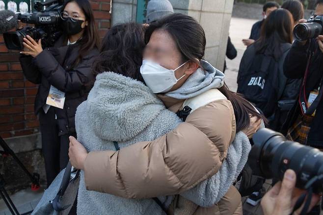 [서울=뉴시스] 사진공동취재단 = 2023학년도 대학수학능력시험이 치러지는 17일 오전 서울 중구 이화자외국어여자고등학교에서 한 수험생이 부모님의 응원을 받고 있다. 2022.11.17.