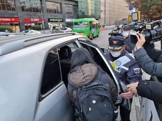 2023학년도 대학수학능력시험 아침 시험장에 가기 위해 수험생이 급히 자율방범대원 차량에 올라타고 있다. [김영철 기자]