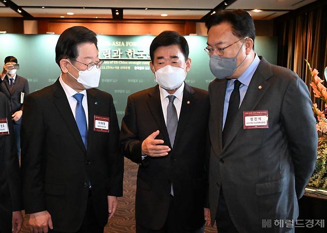'코라시아포럼(THE KOR-ASIA FORUM) 2022'이 17일 서울 중구 신라호텔 다이너스티홀에서 개최된 가운데 리셉장에서 김진표 국회의장이 정진석 국민의힘 비대위원장, 이재명 민주당 대표와 환담하고 있다. [국회사진기자단]