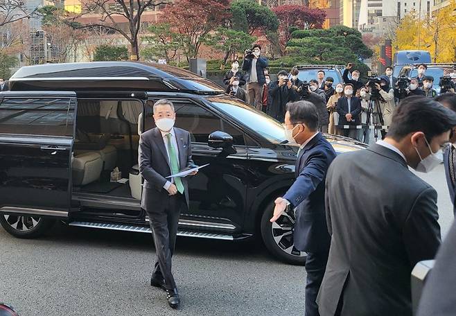 박정원 두산그룹 회장이 17일 오후 무함마드 빈 살만 사우디아라비아 왕세자 겸 총리 숙소인 서울 중구 명동 롯데호텔 서울로 도착하고 있다. [김지윤 기자]