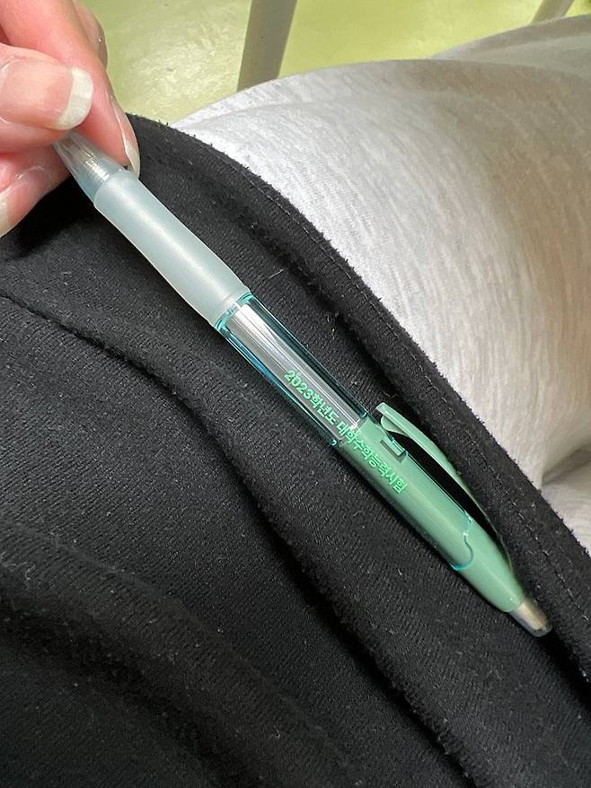 [서울=뉴시스]2023학년도 대학수학능력시험에서 배부되는 샤프는 '어두운 녹갈색'이다. (사진=네이버 카페 '수능날만점시험지를휘날리자' 캡처) 2022.11.17. photo@newsis.com *재판매 및 DB 금지