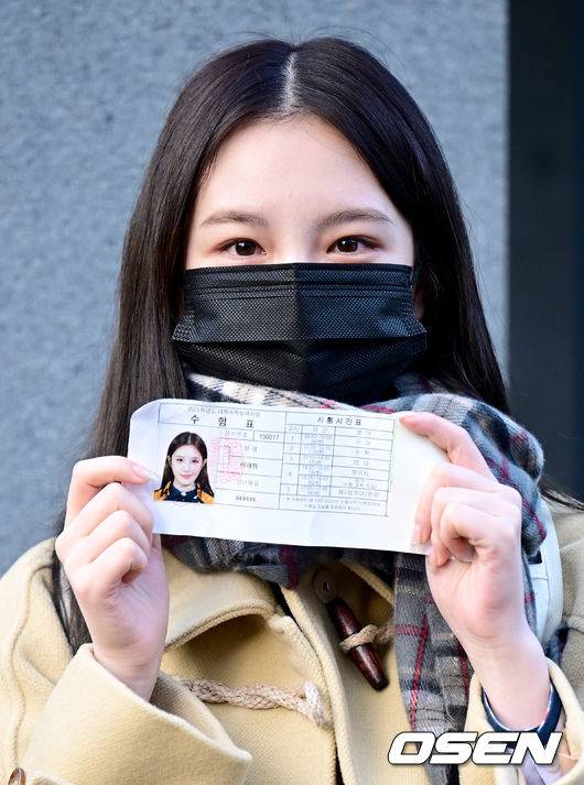 [OSEN=김성락 기자] 그룹 위클리(Weeekly) 재희가 18일 오전 서울 영등포구 관악고등학교에서 ‘2023학년도 대학수학능력시험(수능)’을 응시한다.  위클리 재희가 수능 시험장으로 향하며 취재진과 팬들에게 인사하고 있다. 2022.11.17 / ksl0919@osen.co.kr