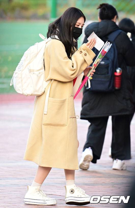 [OSEN=김성락 기자] 그룹 위클리(Weeekly) 재희가 18일 오전 서울 영등포구 관악고등학교에서 ‘2023학년도 대학수학능력시험(수능)’을 응시한다.  위클리 재희가 수능 시험장으로 향하며 수험표를 확인하고 있다. 2022.11.17 / ksl0919@osen.co.kr