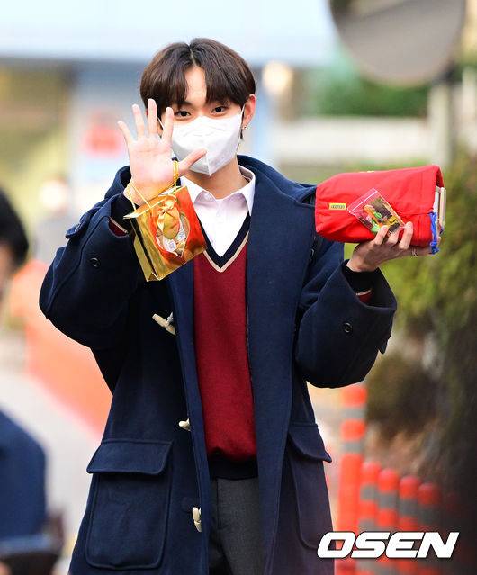 [OSEN=지형준 기자]&nbsp;그룹 ATBO(에이티비오) 원빈이&nbsp;2023학년도 대학수학능력시험에 응시하기 위해 17일 시험장인 서울 서초구 서초고등학교에 들어서고 있다. 2022.11.17 /jpnews@osen.co.kr