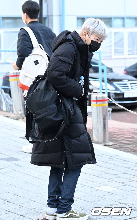 [OSEN=조은정 기자]고스트나인 이진우가 2023학년도 대학수학능력시험에 응시하기 위해 17일 시험장인 서울 송파구 문정고등학교에 들어서고 있다.&nbsp;2022.11.17 /cej@osen.co.kr