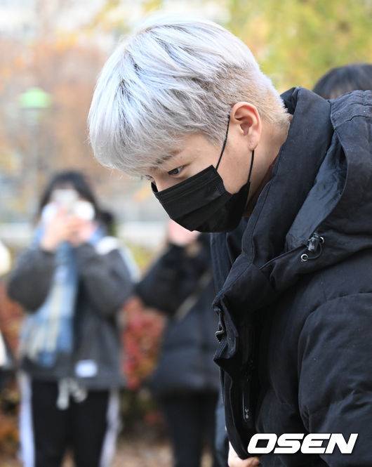 [OSEN=조은정 기자]고스트나인 이진우가 2023학년도 대학수학능력시험에 응시하기 위해 17일 시험장인 서울 송파구 문정고등학교에 들어서고 있다.&nbsp;2022.11.17 /cej@osen.co.kr