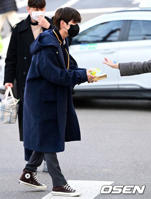 [OSEN=지형준 기자]&nbsp;그룹&nbsp;블랭키(BLNAK2Y) 소담이&nbsp;2023학년도 대학수학능력시험에 응시하기 위해 17일 시험장인 서울 서초구 서초고등학교에 들어서고 있다. 2022.11.17 /jpnews@osen.co.kr