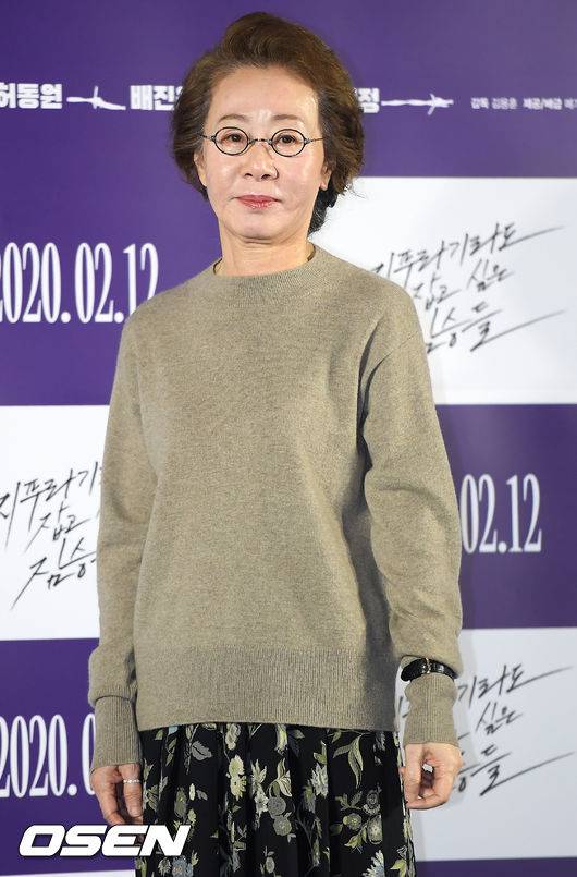 [OSEN=조은정 기자] 13일 오전 서울 성동구 메가박스 성수에서 영화 ‘지푸라기라도 잡고 싶은 짐승들(감독 김용훈) 제작보고회가 열렸다.‘지푸라기라도 잡고 싶은 짐승들’은 인생 마지막 기회인 돈 가방을 차지하기 위해 최악의 한탕을 계획하는 평범한 인간들의 범죄극을 그린 영화다. 2월 12일 개봉 예정.배우 윤여정이 포즈를 취하고 있다. /cej@osen.co.kr