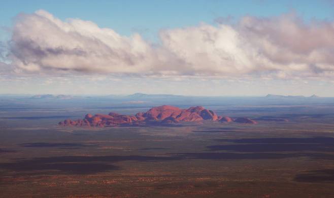 상공에서 바라본 카타추타(마운트 올가). 총 36개의 바위로 이뤄져 있다.