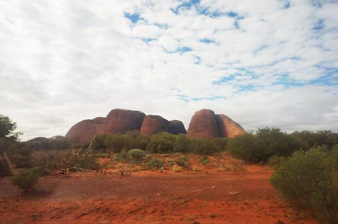 '마운트 올가'라 불리기도 하는 카타추타는 원주민 언어로 '많은 머리'란 뜻이다.