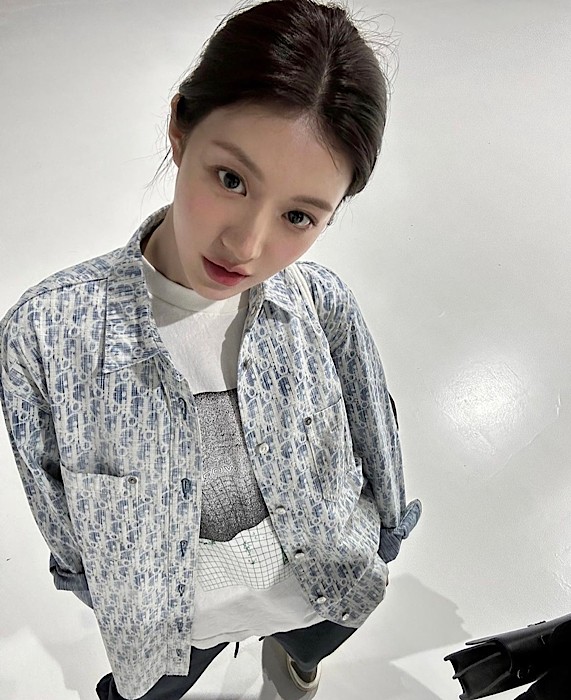 Actress Go Yoon-jung showed off her Beautiful Looks.Go Yoon-jung posted several photos on his instagram with emoticons on the 17th.Go Yoon-jung in the public photo shows a natural look with comfortable clothes. He wears jogger pants on a printed T-shirt and boasts a trendy fashion sense over the southern part of the luxury D company as an outerwear.Above all, Go Yoon-jungs unique Beautiful looks caught the eye. The simple and pure features were outstanding, and the light color makeup looked better than anyone else.5:5 Beautiful looks, which can not be found humiliating even though it is tied up tightly to the hair, were admirable. Go Yoon-jungs transparent skin also caught the eye.On the other hand, Go Yoon-jung, who showed a short but intense presence in the cable channel tvN drama Alchemy of Souls last month, will appear in Alchemy of Souls2 coming back in December.TvN New Saturday drama  ⁇  Alchemy of Souls: Light and shadow will be broadcasted at 9:10 pm on December 10th.