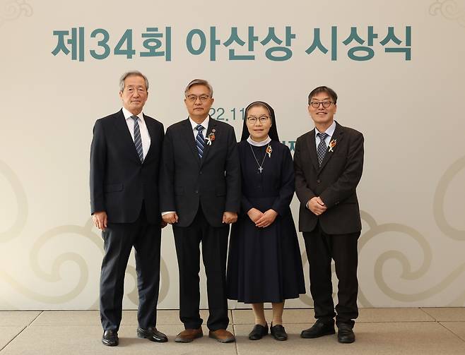 제34회 아산상 시상식 정몽준 아산재단 이사장, 외과의사 박세업 씨(아산상 대상), 착한목자수녀회 이희윤 대표 수녀(사회봉사상), 국립소록도병원 의료부장 오동찬 씨(의료봉사상) [서울아산병원 제공]