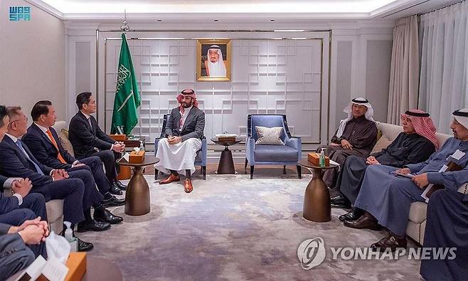 국내 기업 총수 만나 대화하는 빈 살만 왕세자 (서울=연합뉴스) 무함마드 빈 살만 사우디아라비아 왕세자(왼쪽 다섯번째)가 17일 서울 소공동 롯데호텔에서 국내 기업 총수와 만나 대화를 나누고 있다. 왼쪽부터 김동관 한화솔루션 부회장, 정의선 현대자동차 회장, 최태원 SK그룹 회장, 이재용 삼성전자 회장. 2022.11.17 [사우디아라비아 국영매체 SPA 홈페이지 캡쳐. 재판매 및 DB 금지] photo@yna.co.kr