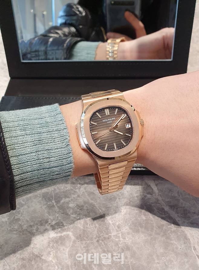 ▲파텍필립 노틸러스 5711/1R-001 제품 착용 모습. (사진=백주아 기자)