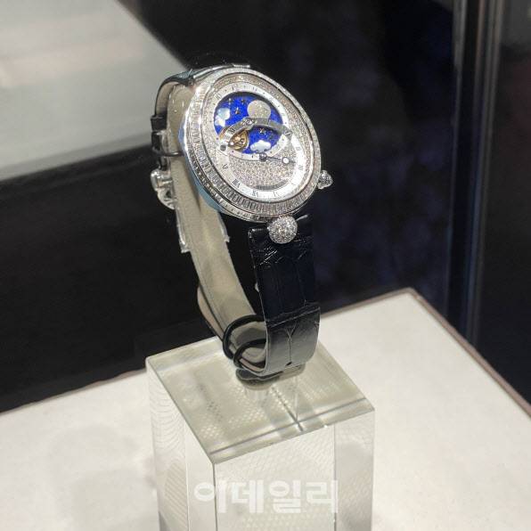 ▲브레게(Breguet)’의 ‘레인 드 네이플 데이 앤 나이트 8999’