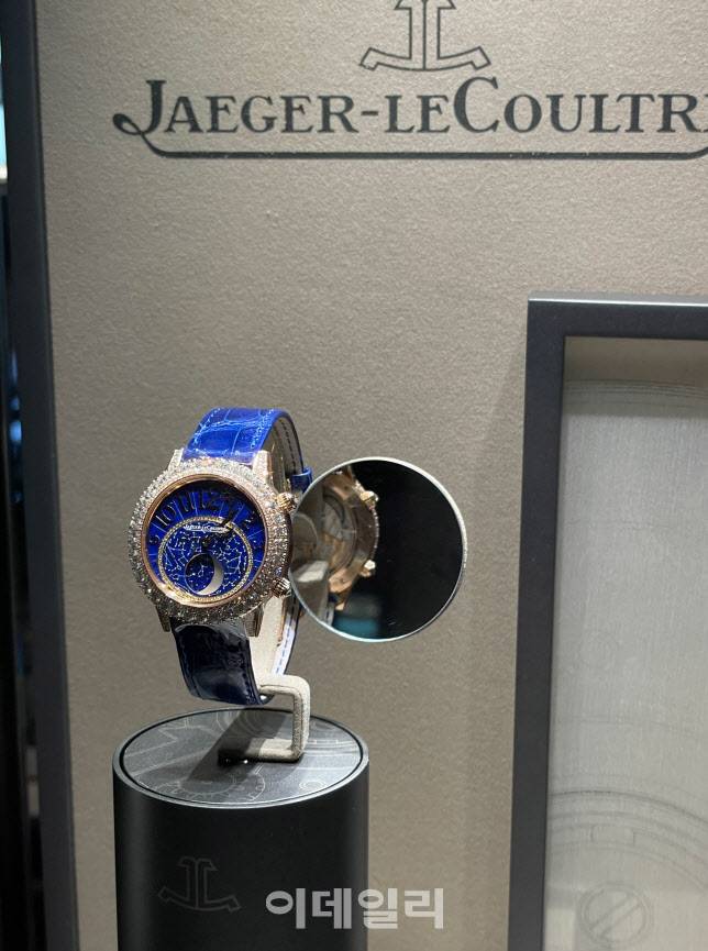 ▲예거 르쿨트르(Jaeger-LeCoultre)는 ‘랑데부 데즐링 문’. (사진=백주아 기자)