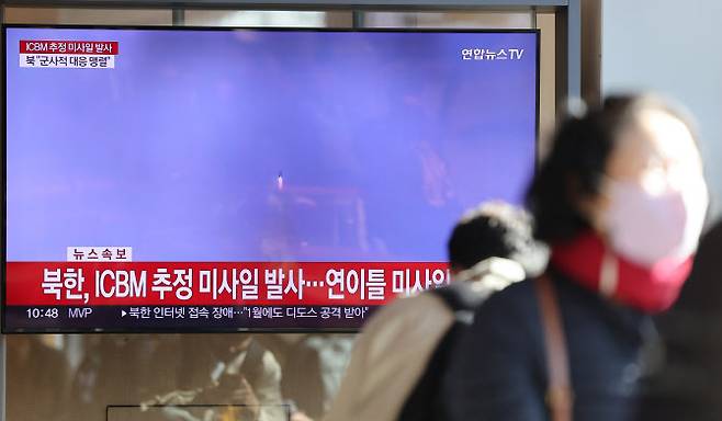 북한이 대륙간탄도미사일(ICBM) 추정 미사일을 발사한 18일 서울역 대합실에서 시민들이 관련 뉴스를 시청하고 있다.(사진=연합뉴스)