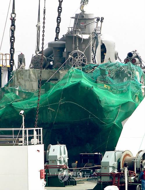 지난 2010년 4월 물 위로 인양된 천안함. 그해 북한은 해안포 사격을 반복하다 천안함 피격을 감행했다. 〈사진=연합뉴스〉