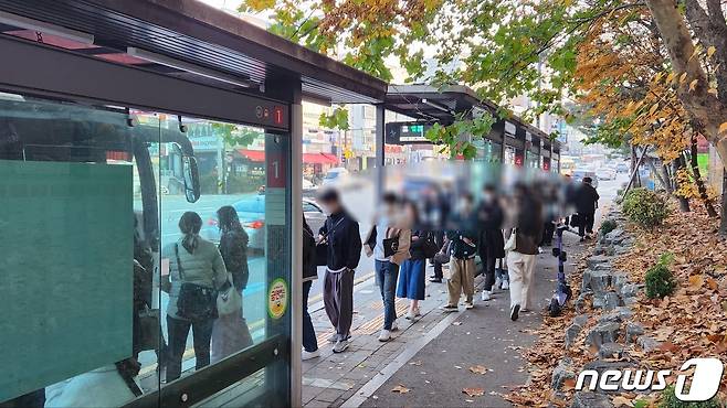 광역버스 입석 승차 금지 첫 날 오전 수원시 우만동4단지 버스정류장 앞에서 승객들이 줄을 서 버스를 기다리고 있다. /뉴스1 최대호 기자