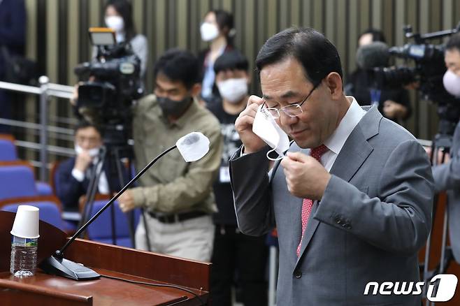 주호영 국민의힘 원내대표가 22일 오후 서울 여의도 국회에서 열린 의원총회에서 발언을 위해 마스크를 벗고 있다. (공동취재) 2022.9.22/뉴스1 ⓒ News1 이재명 기자