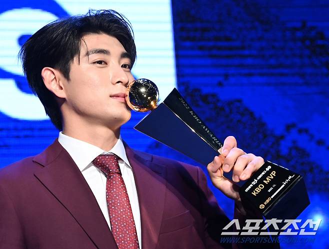 2022 KBO 시상식이 17일 웨스틴조선 서울에서 열렸다. MVP 이정후가 포즈를 취하고 있다. 허상욱 기자wook@sportschosun.com/2022.11.17/