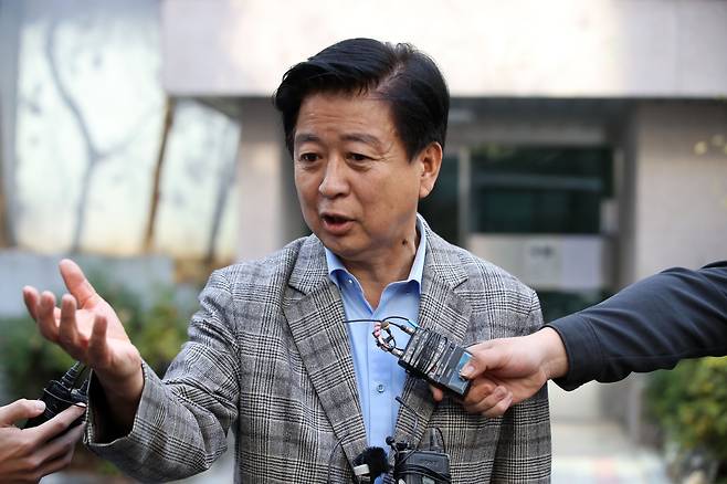 노웅래 더불어민주당 의원이 18일 서울 마포구 자택 앞에서 검찰의 자택 추가 압수수색에 대한 입장을 말하고 있다. /뉴시스