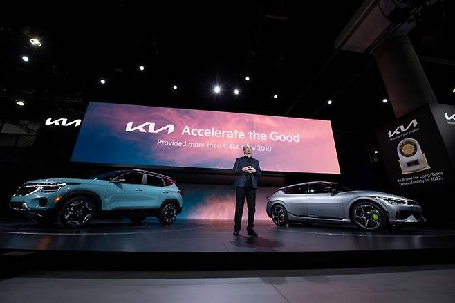17일(현지시간) 미국 캘리포니아주 LA 컨벤션 센터에서 열린 ‘2022 LA 오토쇼’ 사전 언론 공개 행사 ‘오토모빌리티 LA(AutoMobility LA)’에서 기아 미국 마케팅 부사장 러셀 와거(Russell Wager)가 발표하고 있다. ⓒ기아