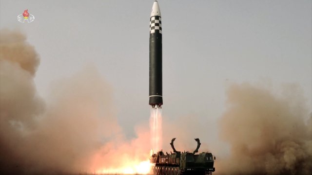 북한 조선중앙TV가 북한이 지난 24일 김정은 북한 조선노동당 총비서 겸 국무위원장의 명령, 지도 아래 신형 대륙간탄도미사일(ICBM) 화성 17형을 시험 발사했다고 25일 보도했다. 조선중앙TV 캡처