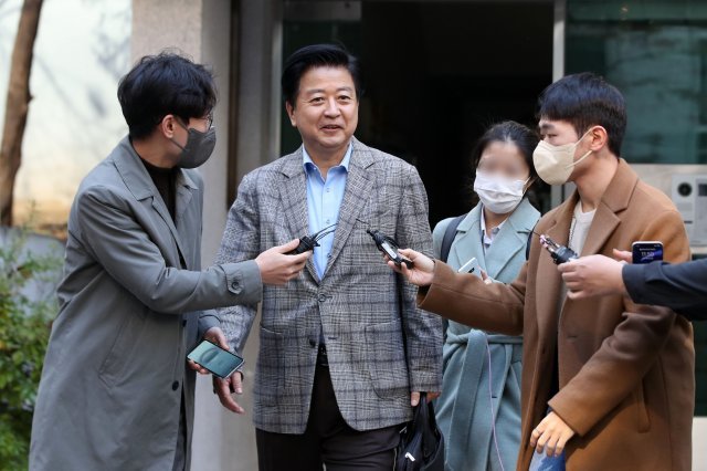 노웅래 더불어민주당 의원이 18일 서울 마포구 자택 앞에서 검찰의 자택 추가 압수수색에 대한 입장을 말하고 있다. 뉴시스