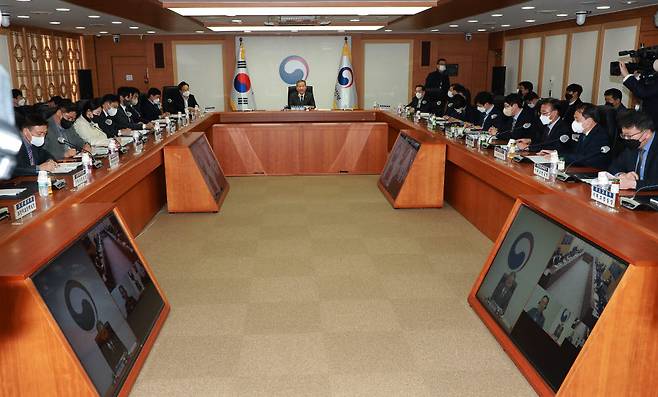 이상민 행정안전부 장관이 18일 오후 서울 종로구 정부서울청사에서 열린 범정부 국가안전시스템 개편 TF 1차 회의에 참석해 모두발언을 하고 있다.
