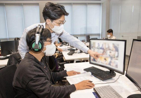 지난 10월 17일 경기도 용인 서천의 삼성전자 인재개발원에서 삼성전자 감독관들이 GSAT 응시자 대상 예비소집을 진행하고 있다. 삼성전자 제공