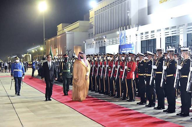 17일 타이를 방문한 무함마드 빈살만 사우디아라비아 왕세자가 방콕에서 열린 환영식에서 쁘라윳 짠오차 타이 총리와 함께 의장대를 사열하고 있는 모습을 타이 정부가 공개했다. AP 연합뉴스