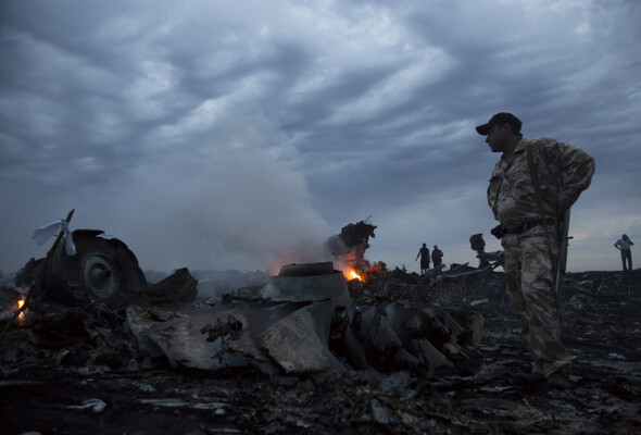 2014년 7월 우크라이나 상공에서 추락한 말레이시아항공 여객기(MH17)의 잔해들. AP 연합뉴스