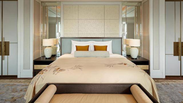 롯데호텔서울 이그제큐티브 타워 로열 스위트룸의 침대. 롯데호텔서울 제공