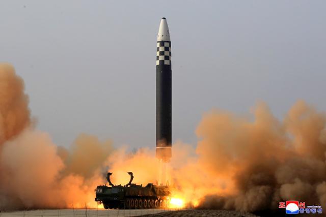 북한이 올 3월 24일 평양 순안비행장에서 신형 대륙간탄도미사일(ICBM) '화성-17형' 시험 발사를 단행했다고 밝히며 공개한 발사 장면. 평양=조선중앙통신 연합뉴스