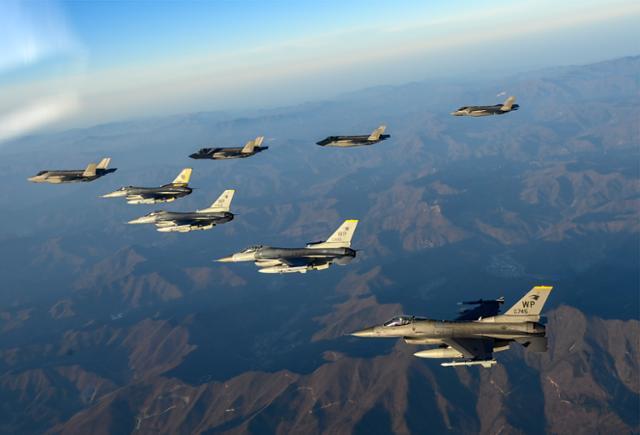 18일 공군의 F-35A 4대와 미 공군의 F-16 전투기 4대가 동해 상공에서 연합 공격편대군 비행을 펼치고 있다. 합참 제공