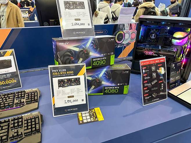 마이크로닉스가 유통하는 PNY의 지포스 RTX 4080과 4090은 현장에서 특가로 판매됐다