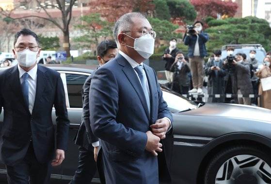 정의선 현대차그룹 회장이 17일 오후 무함마드 빈 살만 사우디아라비아 왕세자와 만나기 위해 서울 중구 소공동 롯데호텔로 들어가고 있다. 연합뉴스